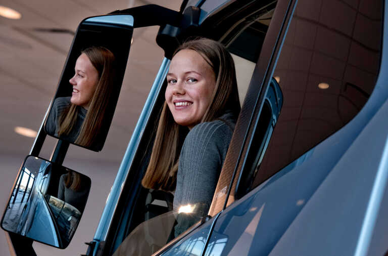 Italia primo Paese europeo con più donne al volante di un camion