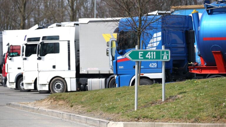 Blitz della polizia in un parcheggio: 190mila euro di sanzioni per riposo lungo in camion