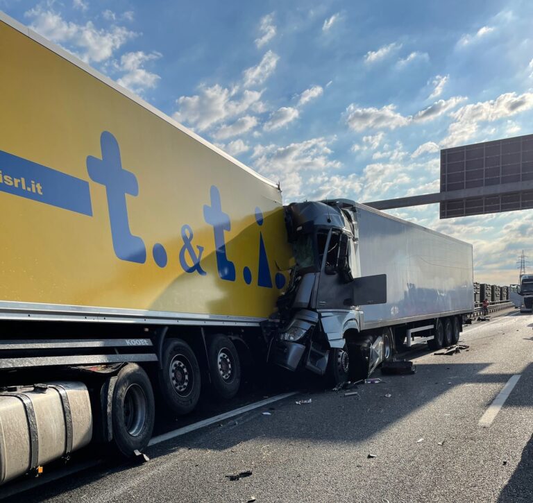 Camionscontro in A1 e in A4: tre autisti in ospedale. Uno in condizioni gravi