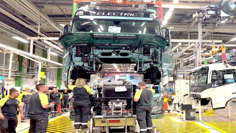 Camion elettrici da 44 ton: Volvo Trucks inizia la produzione in serie