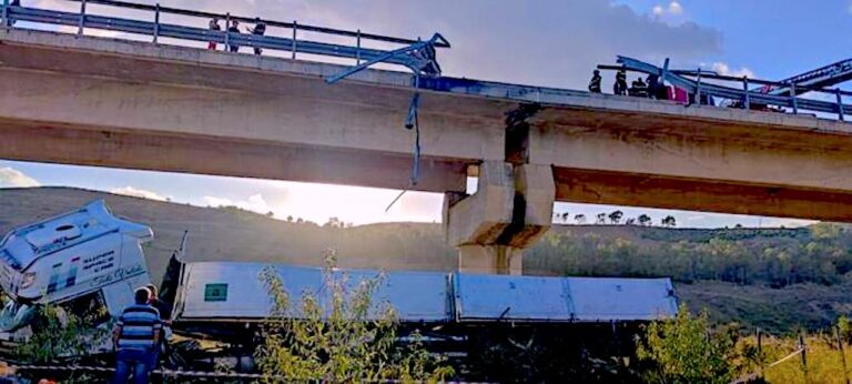 Il camion vola dal viadotto dopo impatto con due vetture: perde la vita autista di 57 anni