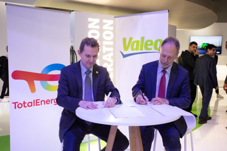 TotalEnergies e Valeo sviluppano un metodo di raffreddamento innovativo delle batterie elettriche