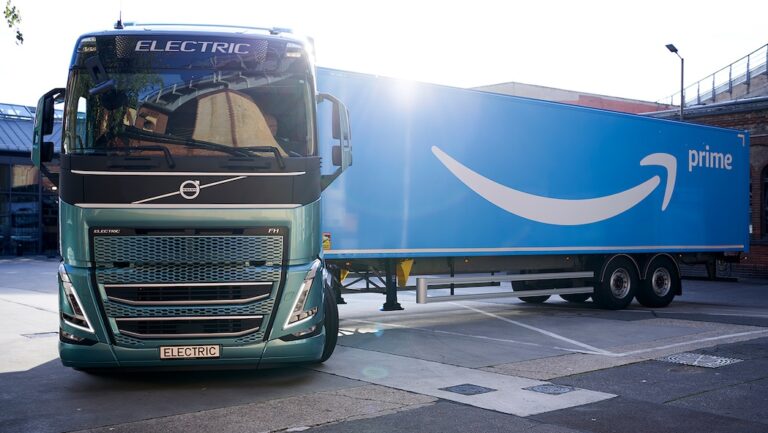 Volvo consegna ad Amazon 20 camion elettrici pesanti