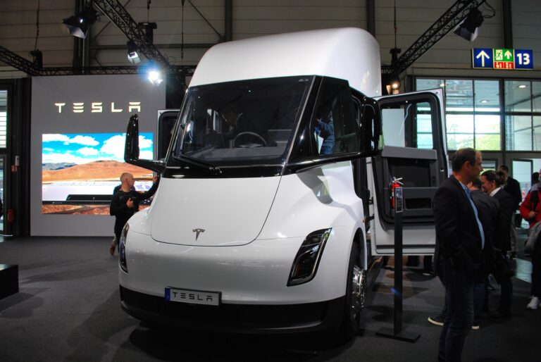 Tesla Semi: il divo americano in mostra allo IAA 2024