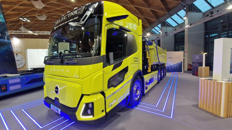 Ecomondo: Volvo Trucks presenta il nuovo FM Low Entry, l’elettrico «comodo» per la città